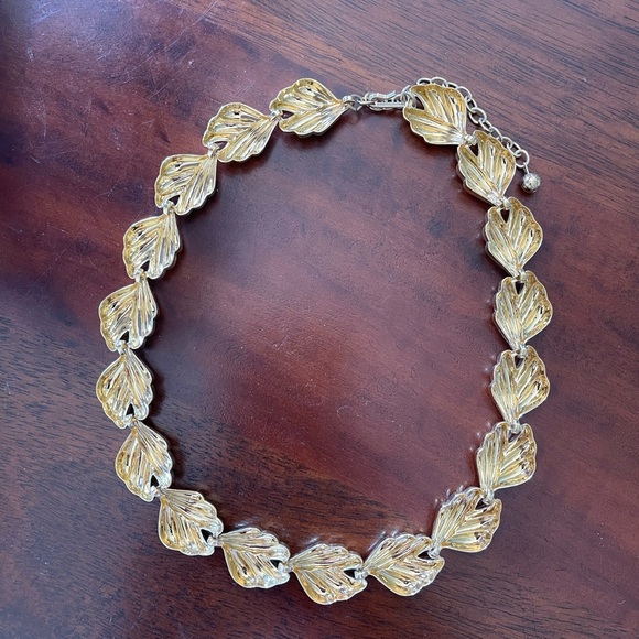 Vintage gold toned leaves chocker Light Excellent condition Unsigned - Picture 3 of 3